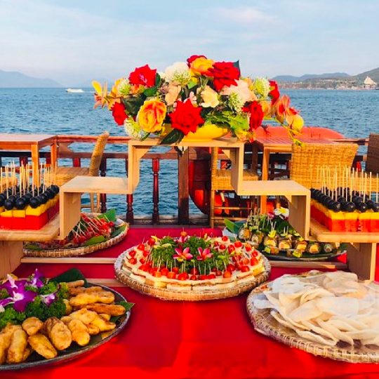 Tour Du Thuyền Hoàng Đế Nha Trang – Tiệc Hoàng Hôn & Bữa Tối Sang Trọng