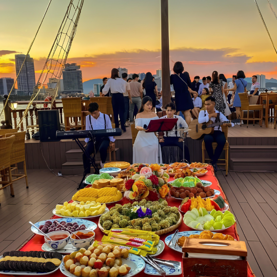 Tour Du Thuyền Hoàng Đế Nha Trang – Tiệc Hoàng Hôn & Bữa Tối Sang Trọng