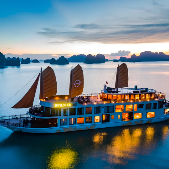 Tour Du Thuyền Hoàng Đế Nha Trang – Tiệc Hoàng Hôn & Bữa Tối Sang Trọng